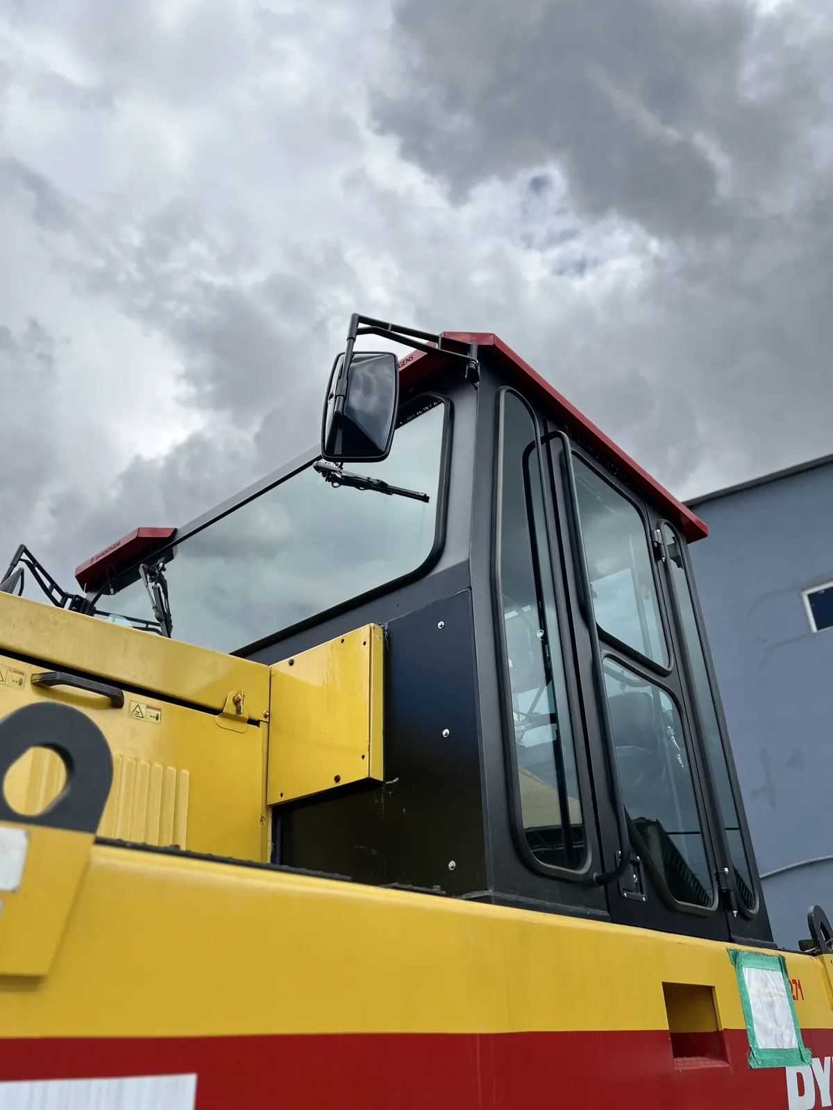 Fechamento de cabine em rolo compactor