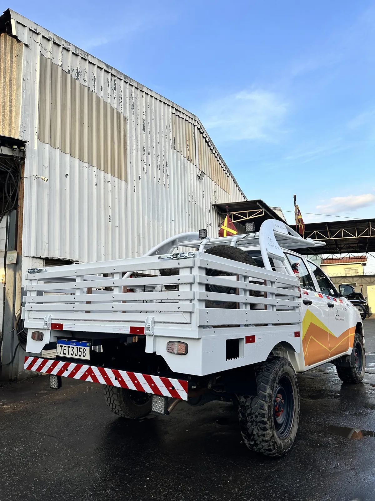 ROPS/FOPS carroceria — vista lateral