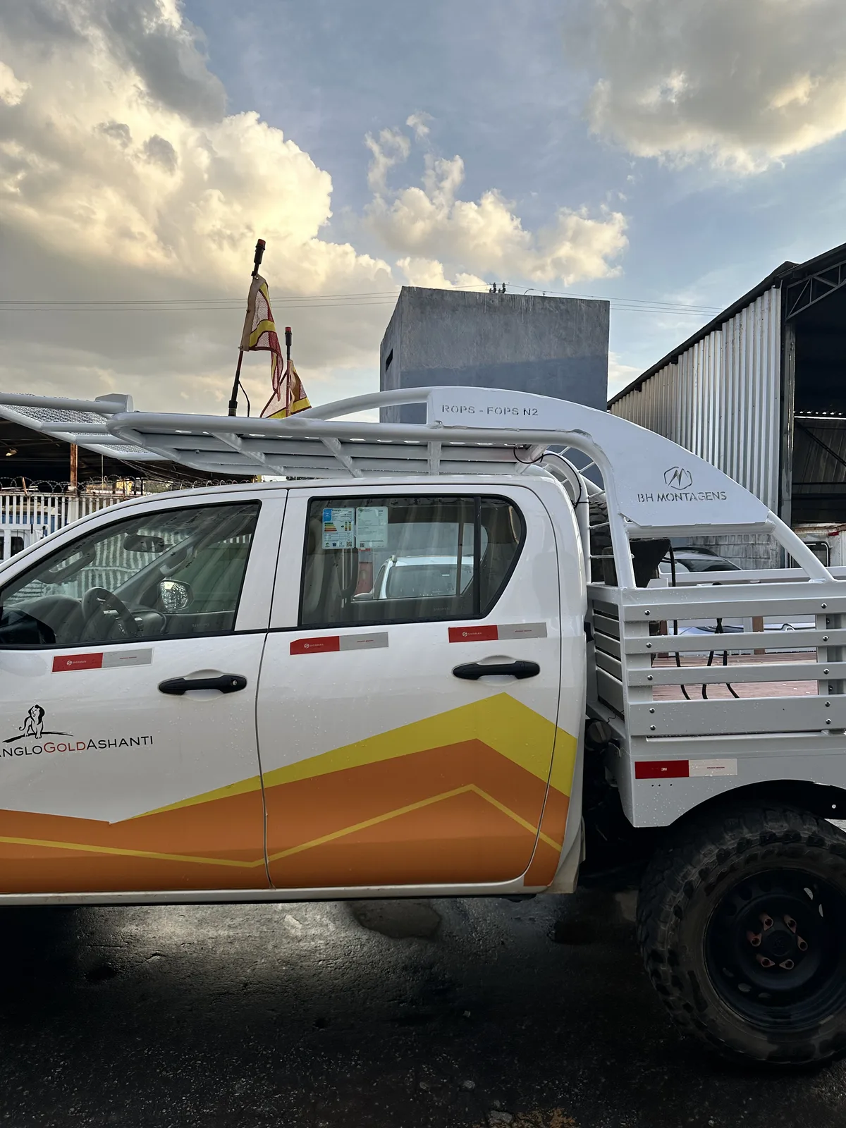 ROPS/FOPS carroceria — detalhe estrutural
