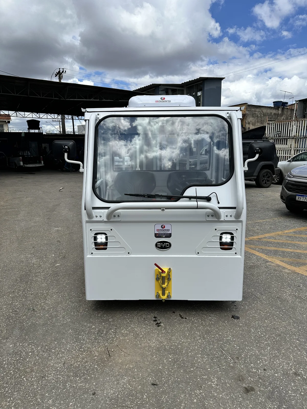 Rebocador elétrico BYD — vista lateral