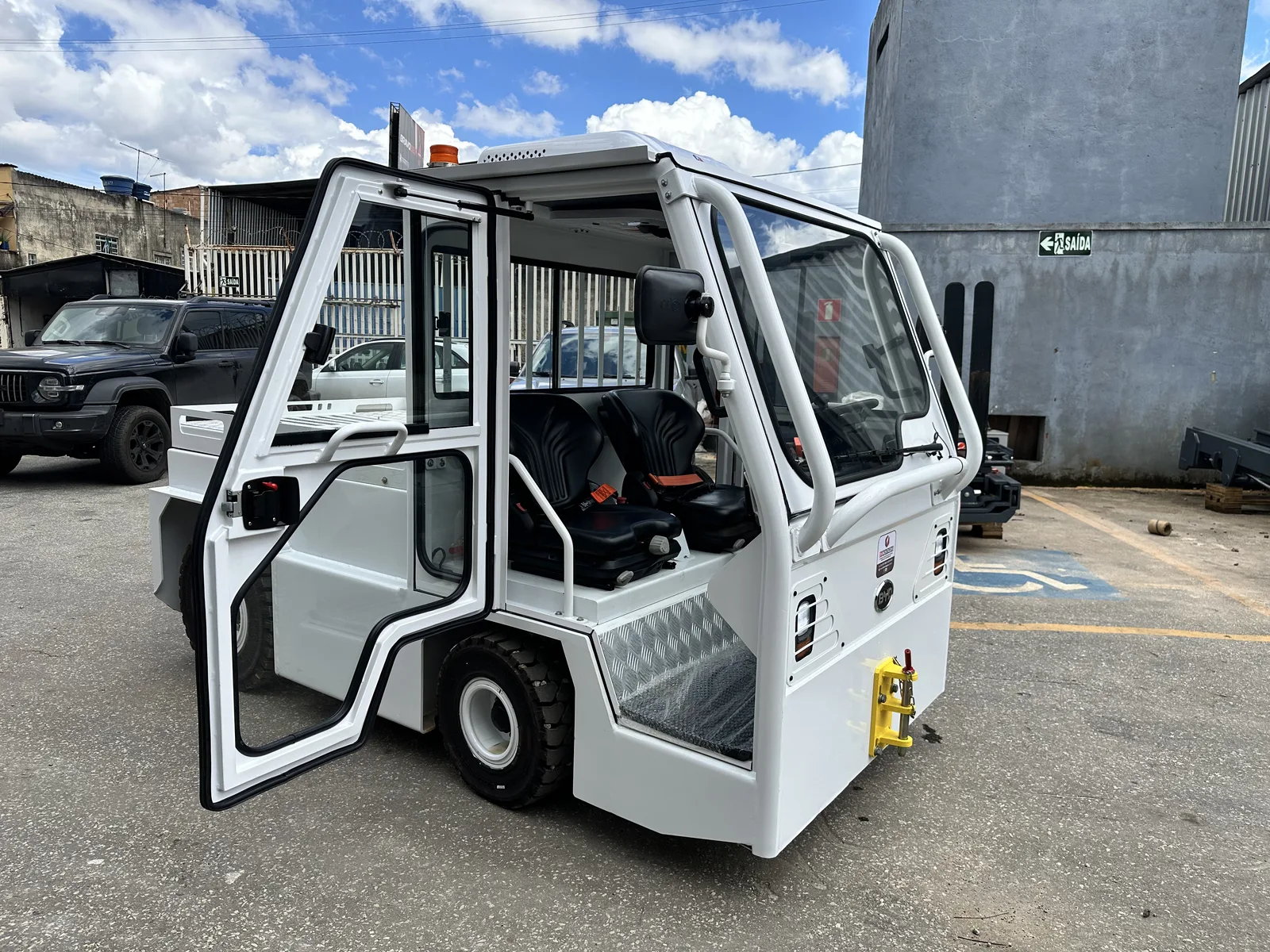 Rebocador elétrico BYD — acabamento