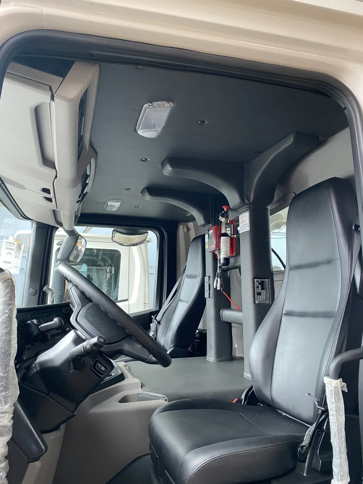 ROPS/FOPS caminhão — interior da cabine