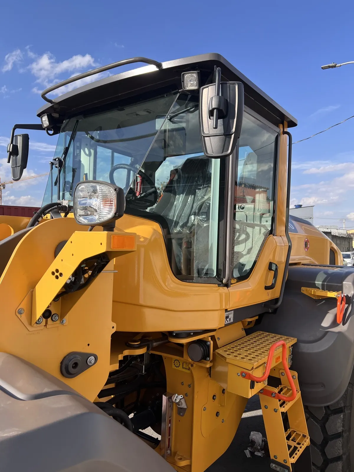 Equipamentos rebaixados em operação subterrânea. — foto 1